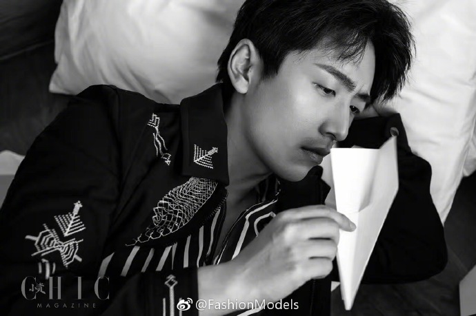 白客紫色果然有韵味,白客变成颜值明星