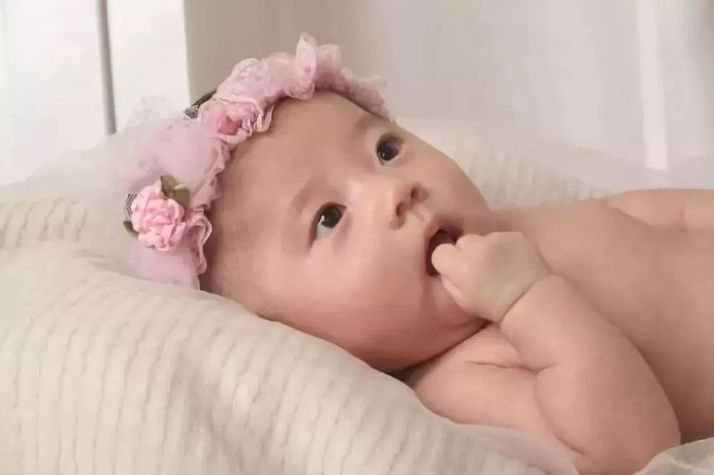 有关宝宝吃手的小故事,关于宝宝吃手的句子