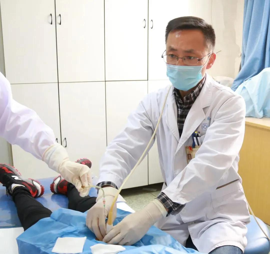 巨大肝囊肿怎么办,肝囊肿大了怎样做微创术