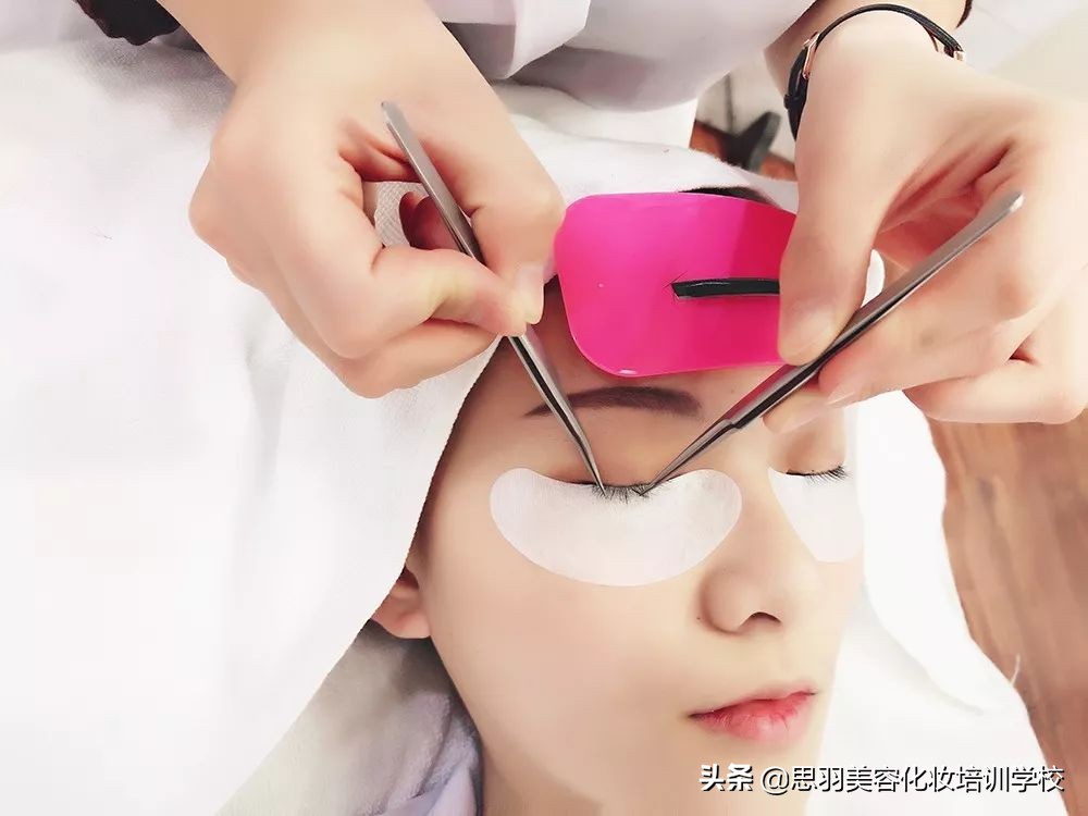 睫毛几根长到眼睛里扎眼怎么办,为什么你种的睫毛假性服帖