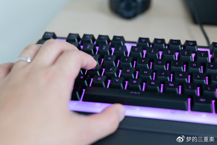 打游戏灯光炫酷的键盘,怎么才能有自己的炫酷桌面