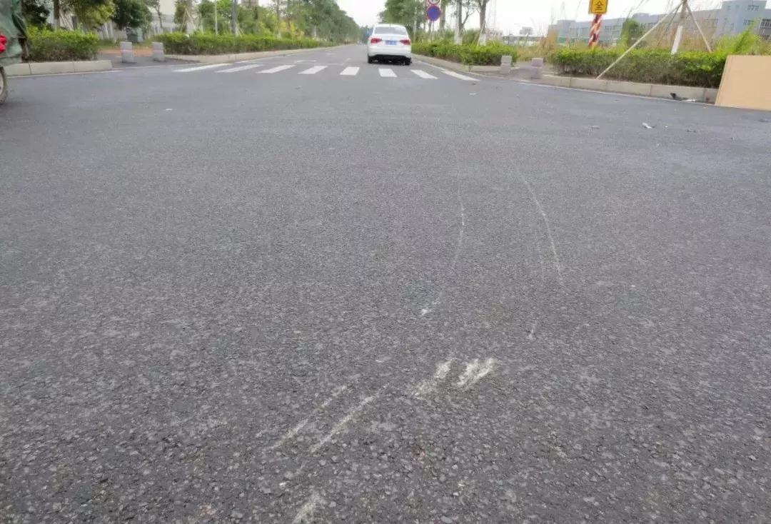 男子开三轮车被撞飞出去安全落地,男子骑摩托车被货车撞倒