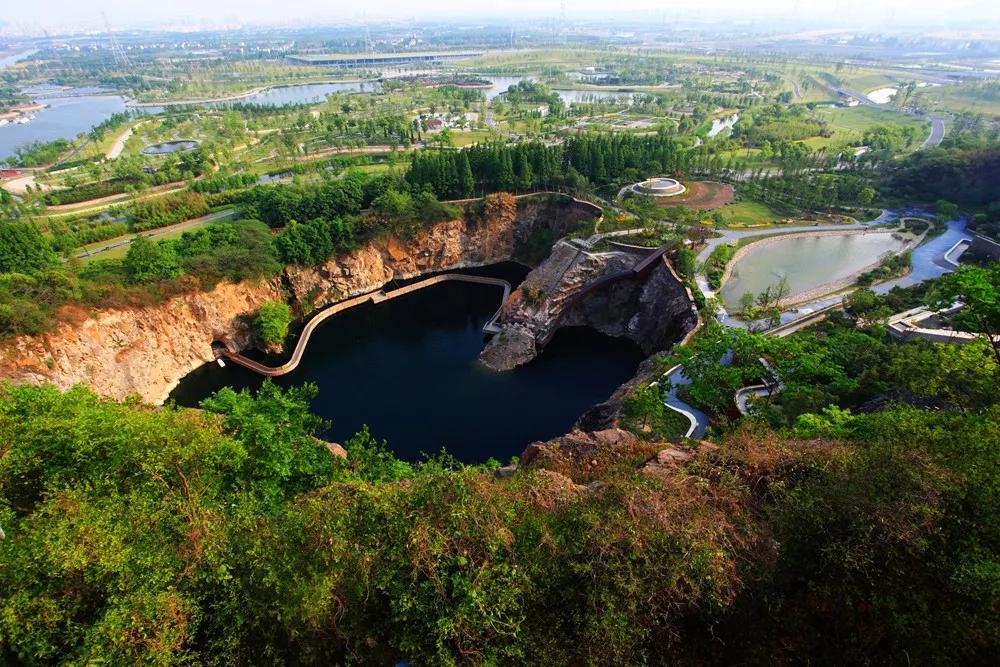 矿坑改造最美公园,矿坑改造湿地公园视频