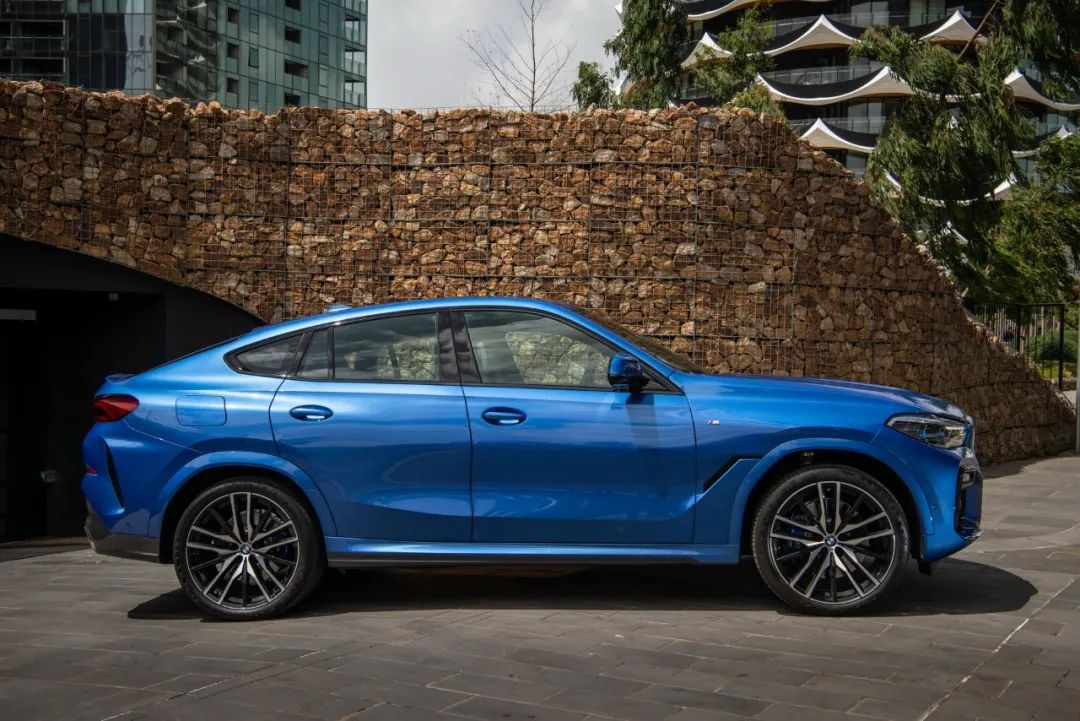 宝马x5和x6哪个更值得买,宝马x6二手车值不值得购买