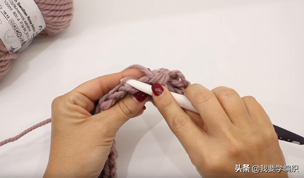 适合初学者学习的三角绒球围巾，简单易学，搭配衣服大气有范