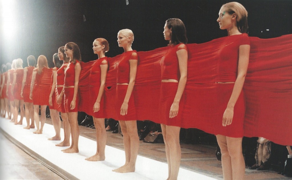 三宅一生的香水与包包，都没有易烊千玺身穿的三宅一生衬衣火！