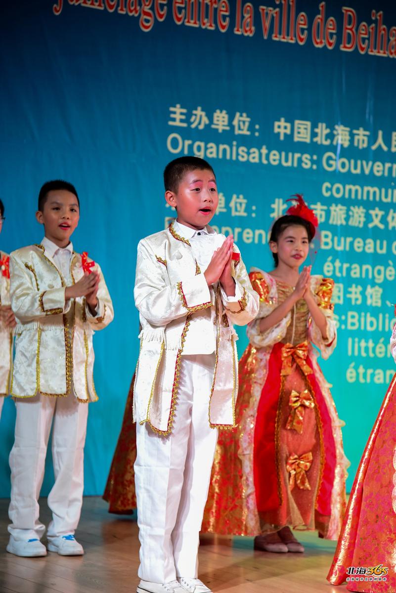 我在北海图书馆拍了一场特别的晚会，观众情不自禁跟着节奏动起来