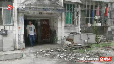 车顶出现一个洞,车顶玻璃天幕裂了隔天自爆