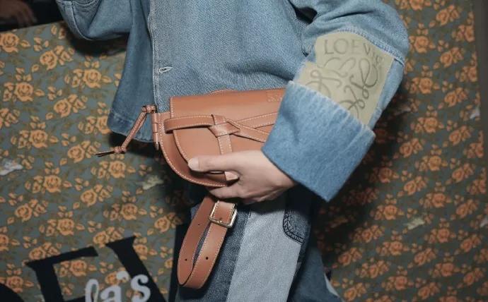 最新款的腰包简单一点,斜挎腰包最值得入手的大牌