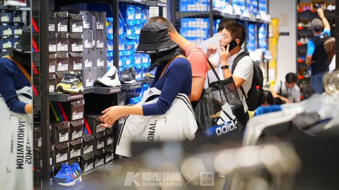 如何辨别耐克阿迪的真假,正品阿迪耐克的标有没有贴上去的