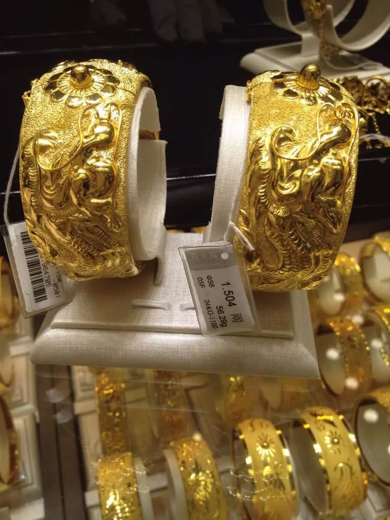 周大福金镯周生生,周大福传承手镯限量版龙凤镯