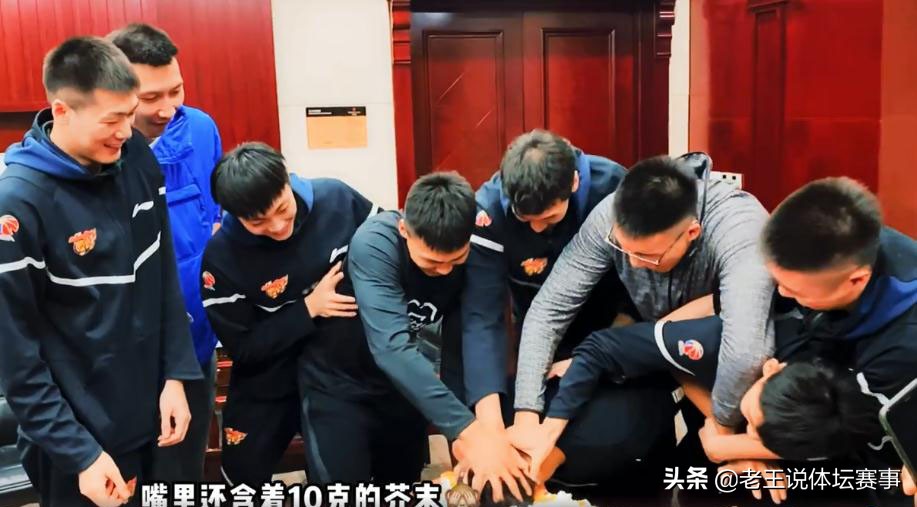 赵睿被易建联砸蛋糕后跑哪里去,赵睿生日砸蛋糕