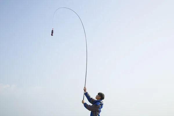 选鱼竿是看钓重还是看鱼竿的重量,钓鱼大师说鱼竿重量重好还是轻好