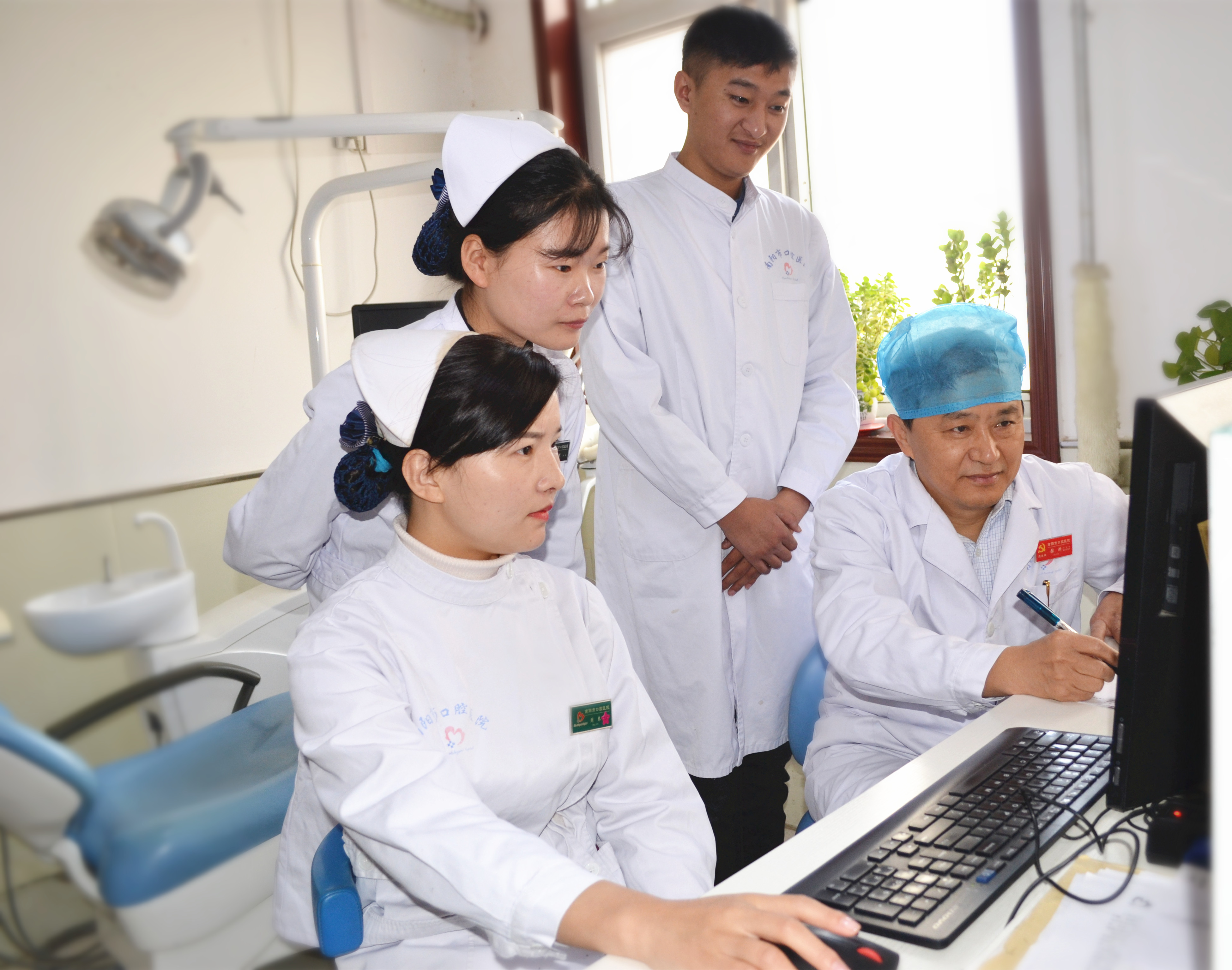 用牙开啤酒把酒瓶咬碎了,用牙开啤酒盖