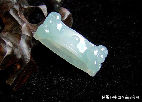 如何去除翡翠表面脏色,翡翠手镯上的黑点怎么清理