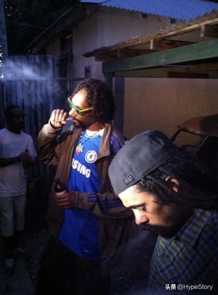 他是西海岸教父级的说唱歌手,也是足球圈最拽的球衣狂魔