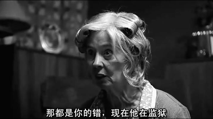 《人体蜈蚣系列》:从全彩到黑白默片重口味背后的荒诞剧情