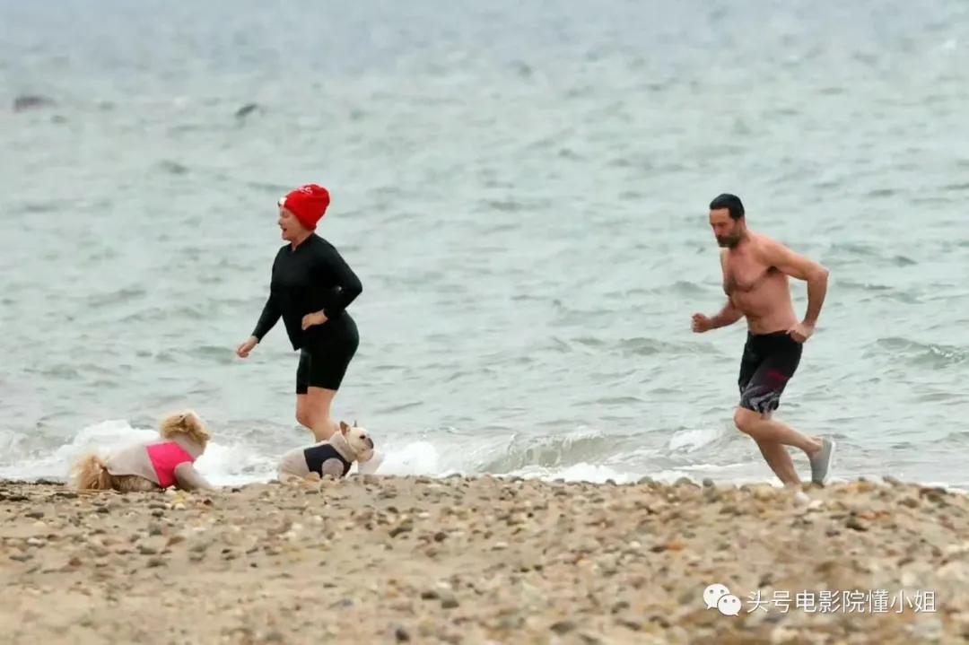 金刚狼爆皮肤癌危机！53岁休杰克曼提醒抹防晒霜，4年前曾动手术