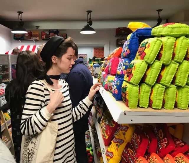 一个95后美女开了一家超市,85后美女开了一家超市