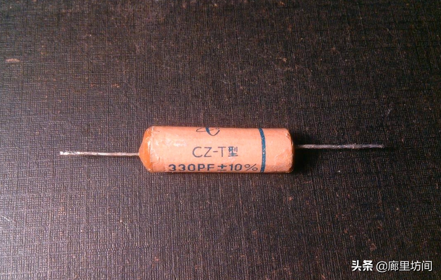 80年代老物件在墙上挂着的收音机,60年代收音机老物件