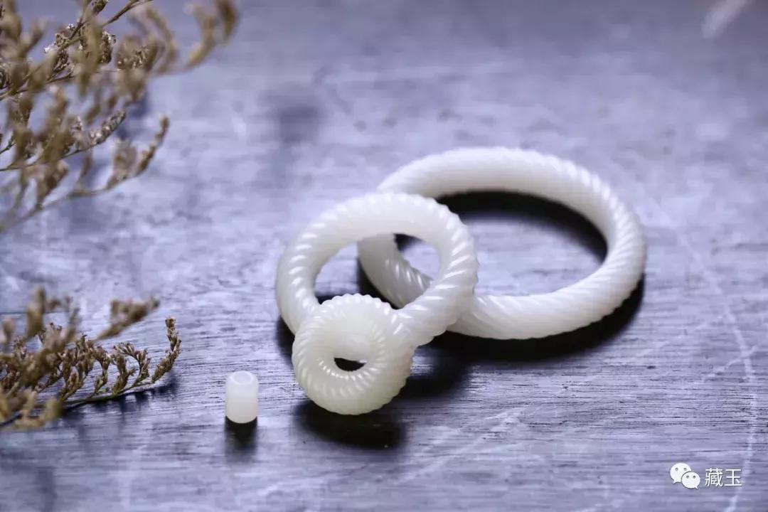 金手镯跟和田玉手镯可以一起戴吗,和田玉晴水手镯和冰晴手镯哪个好