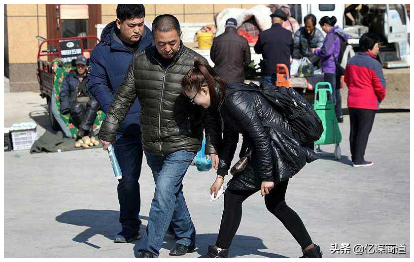 卖鞋油的小女孩视频,年轻姑娘卖鞋油