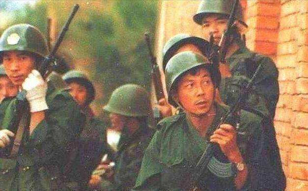 鐧藉博娌熷壙鍖鐢ㄤ簡姣掓皵寮瑰悧,鍏崄骞翠唬閮ㄩ槦鎶曞脊鍥剧墖