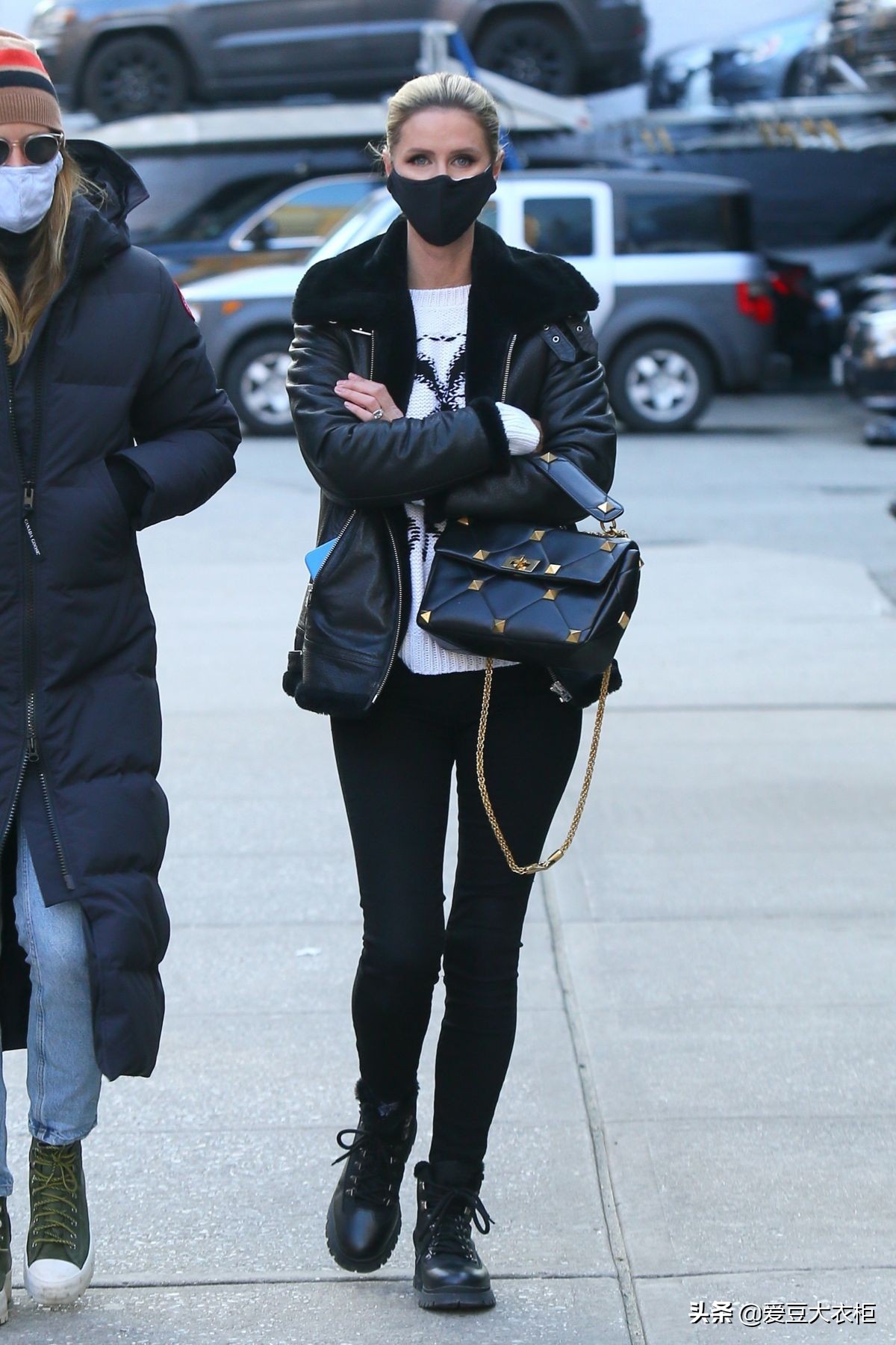 蕾哈娜衬衫不系扣的豪放，弗拉白衬衫搭百褶裙青春活力｜欧美街拍