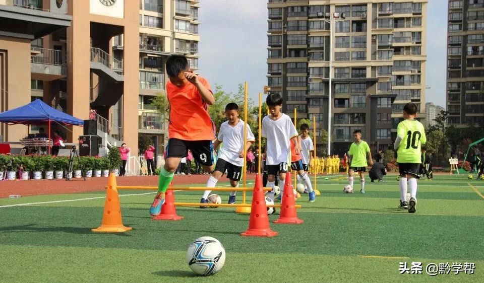 课间做广播体操,在教室做的广播体操