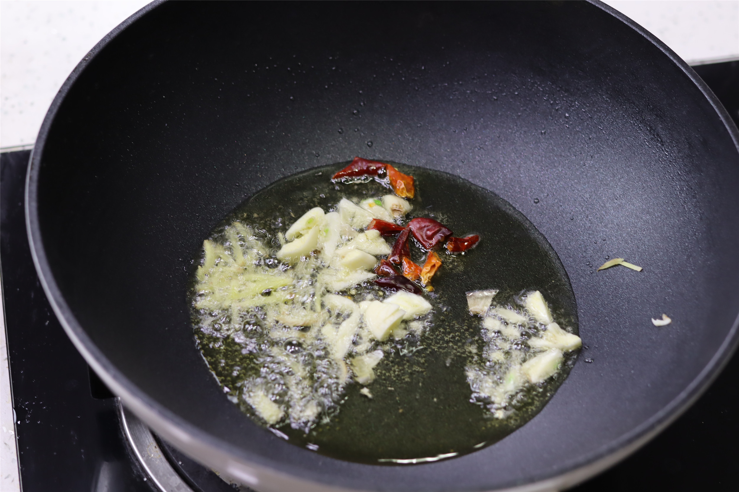 炒鸡胗放不放料酒,炒鸡胗是焯水还是不焯水