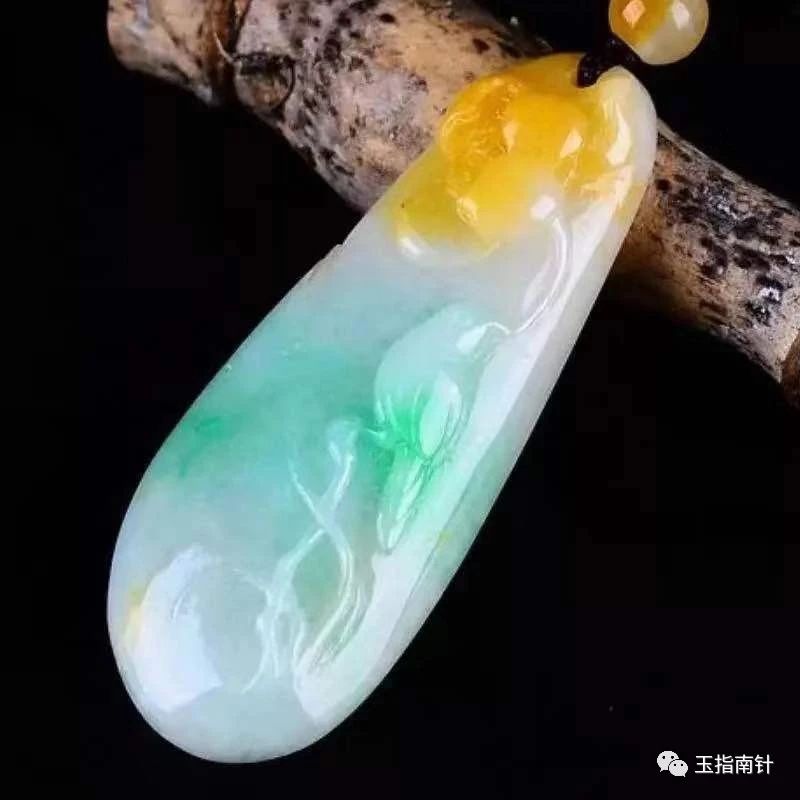 听说翡翠越绿越显白真的是这样吗,听说翡翠三彩很罕见价值如何