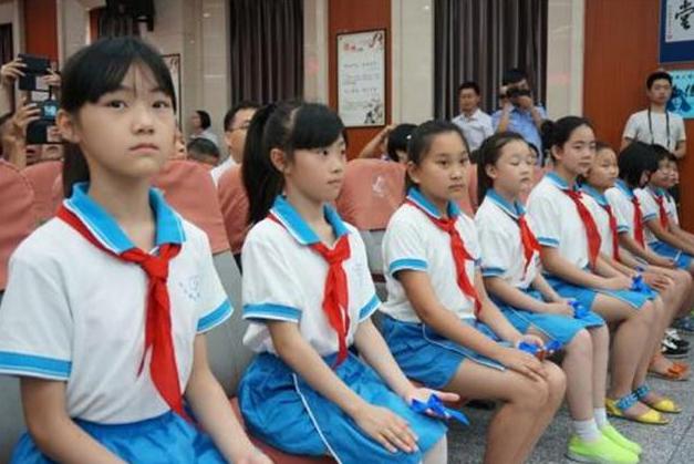 上海一女孩上学太磨蹭,上海上学迟到磨叽的小朋友