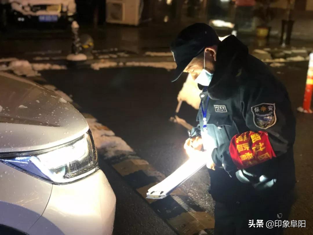 风雪中的坚守致敬一线防疫人,防疫人员路人拍摄