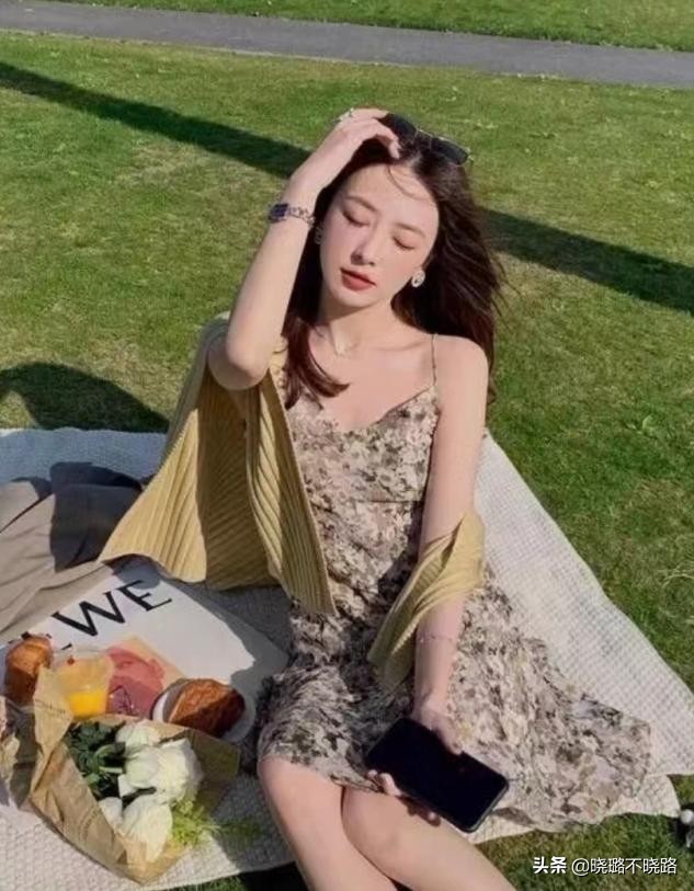 碎花裙怎么穿才不显老气,今年流行碎花裙怎么穿最好看