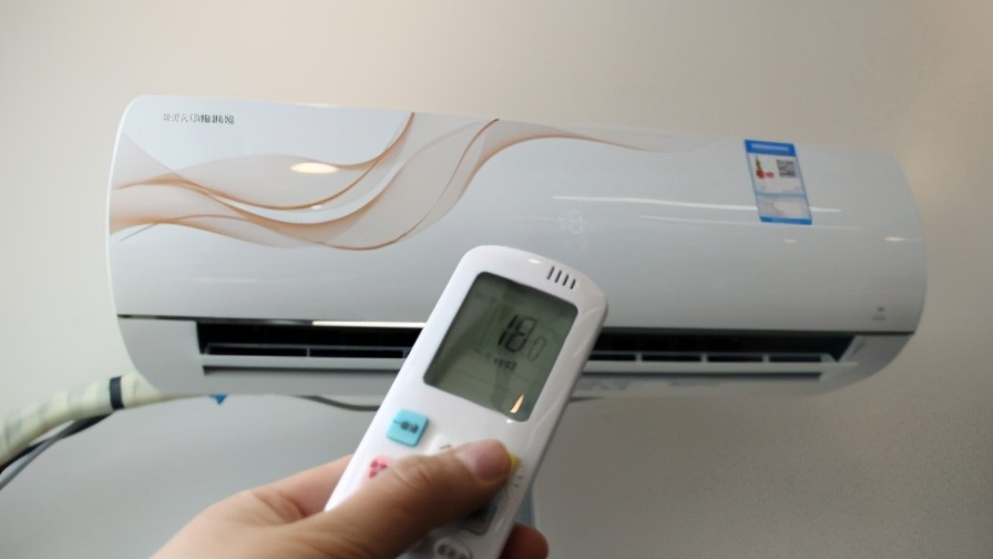 宝宝身上痱子痒怎么解决,宝宝身上长痱子可以擦爽身粉吗