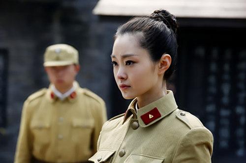 宋轶头戴花浅紫色梦幻纱裙,宋轶同款白色纱裙