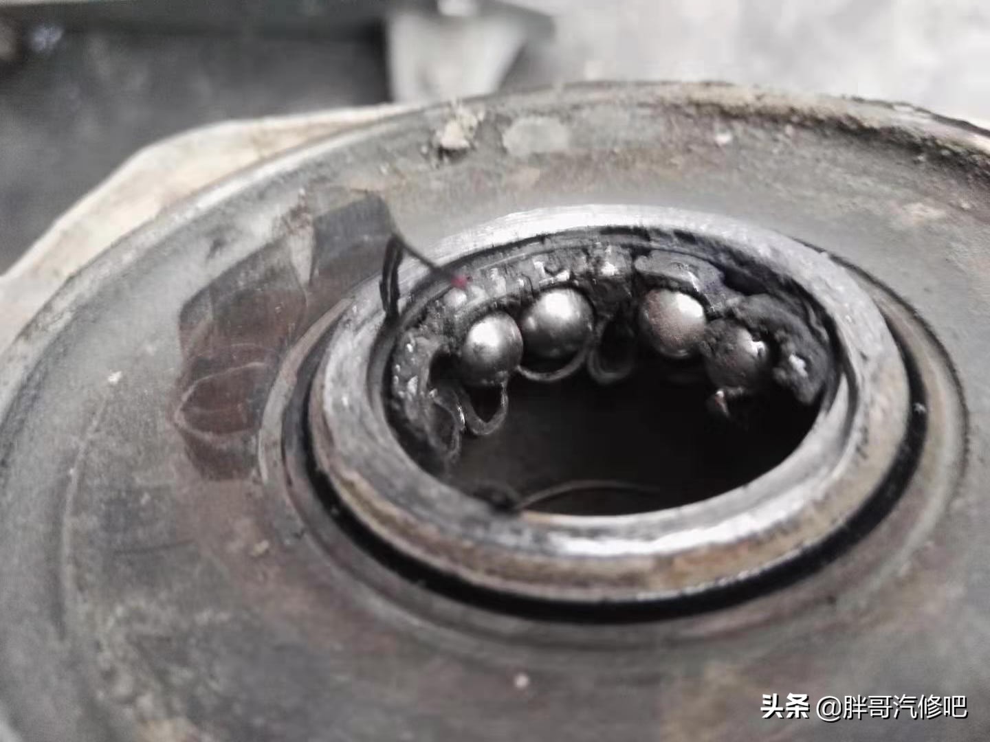 和悦RS检查时减震器意外脱落，吓的胖哥哆嗦一下