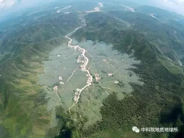 墨西哥海湾陨石撞击坑深度30km,较大的陨石撞击坑又称环形山