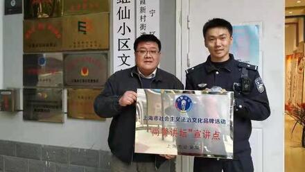 民警空手夺刀被划伤,男子持刀划伤民警被控制