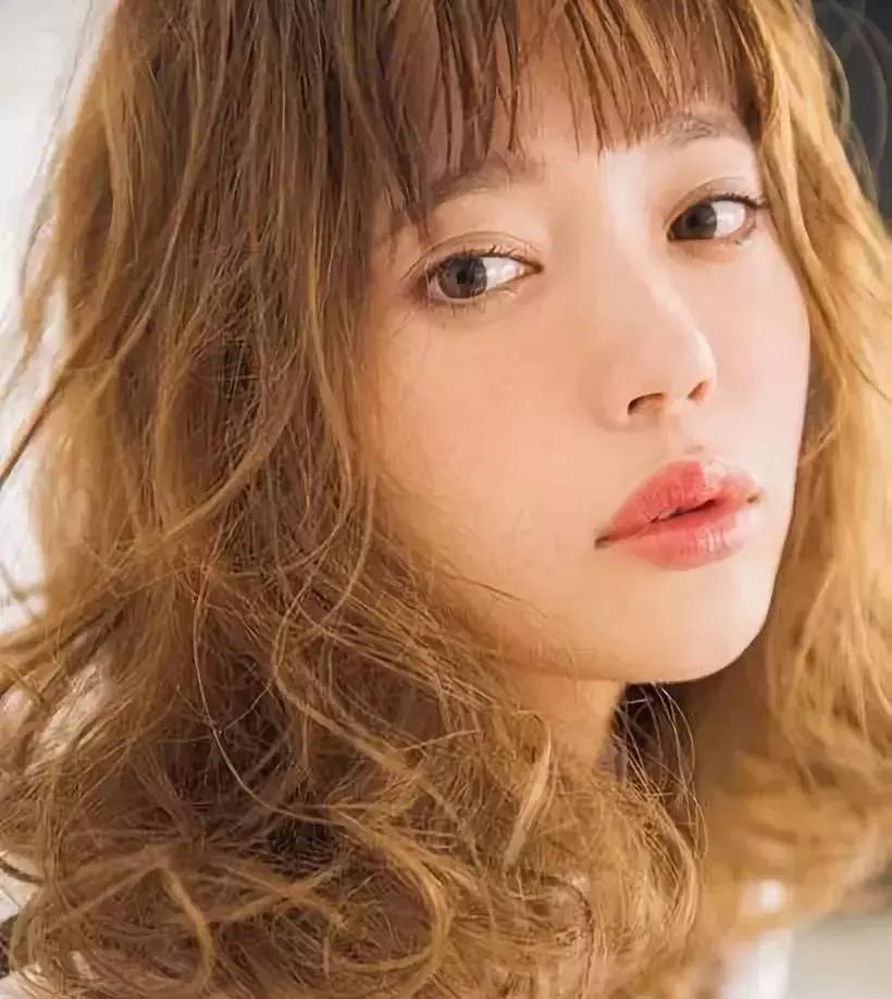 头发发根蓬松技巧,女士头发吹蓬松技巧