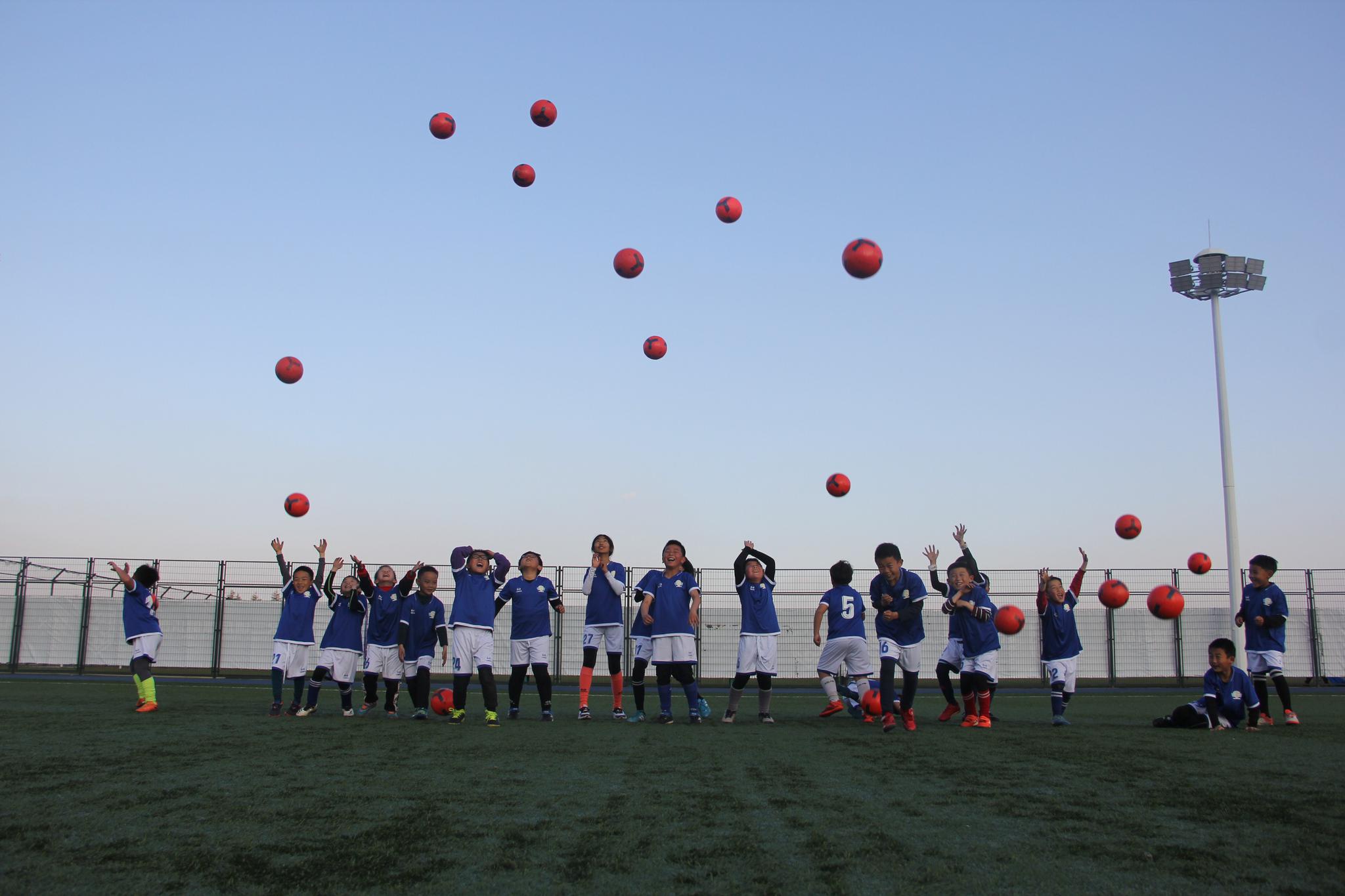 足球夏令营爱踢球的孩子尽情奔跑,2021年天津足球夏令营