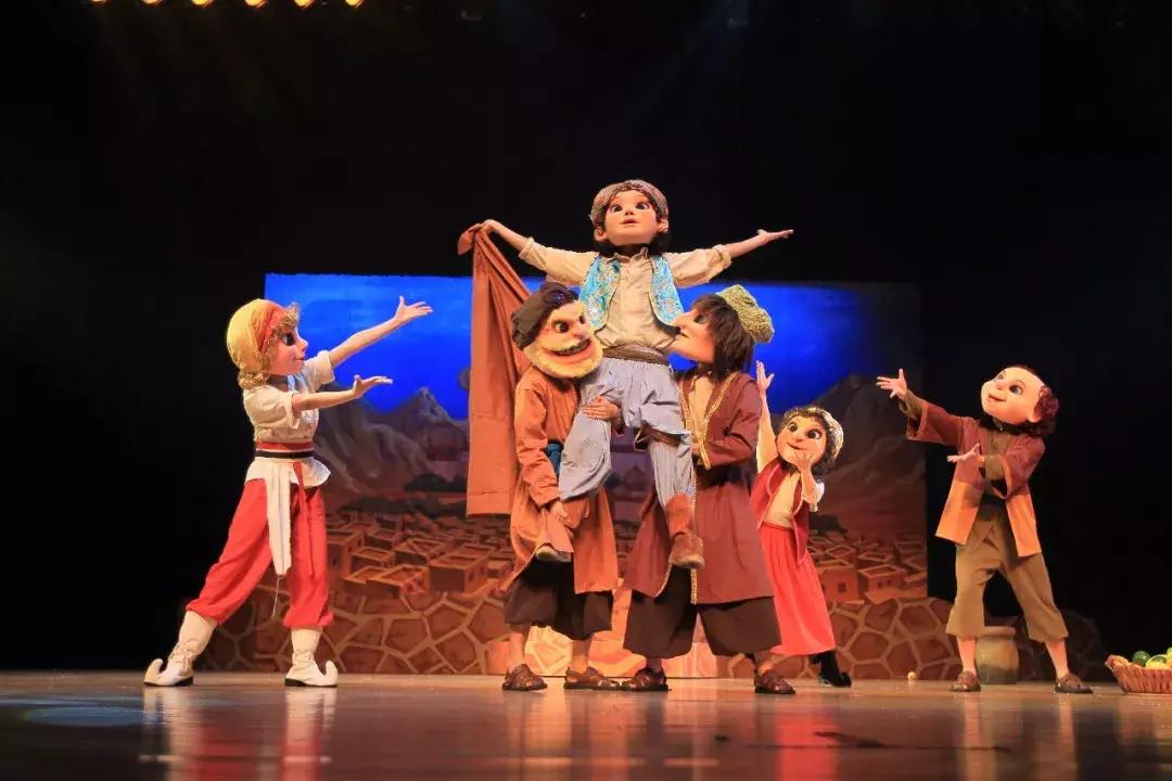 阿拉丁神灯中的飞毯来自于西亚吗,阿拉丁神灯的飞毯是怎么飞起来的