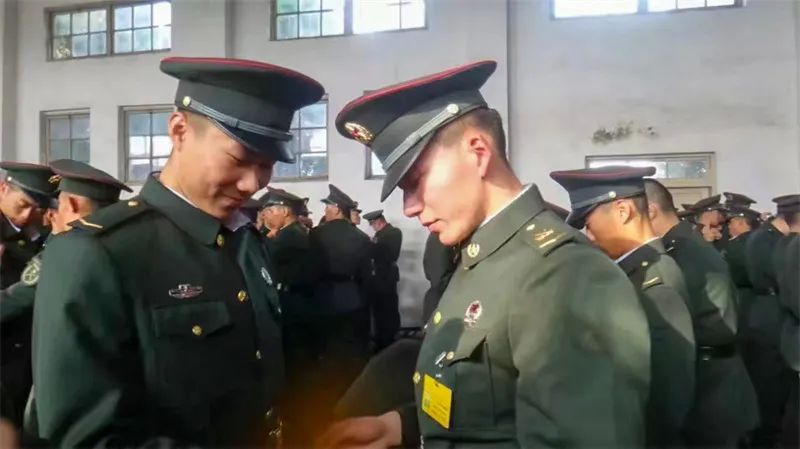 少尉服役8年是什么军衔,少尉新疆军区三等功