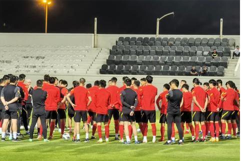 中国男足惨败澳大利亚黄健翔解说,足球报点评国足表现黄健翔