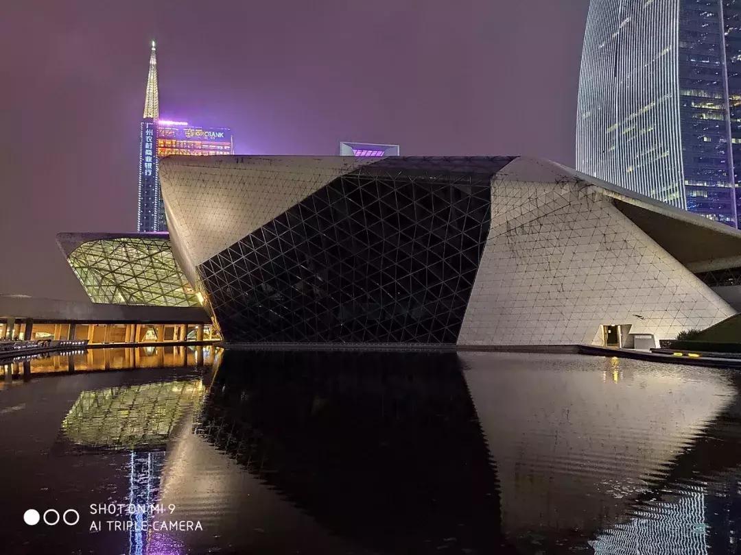 小米9发布会雷军怼华为手机,小米9雷军拍月亮