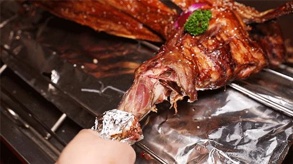 冬天必须来顿热气腾腾的烤全羊,好吃又好耍的烤全羊