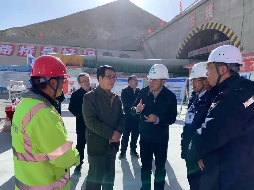 阿尔金山上的“路桥”人