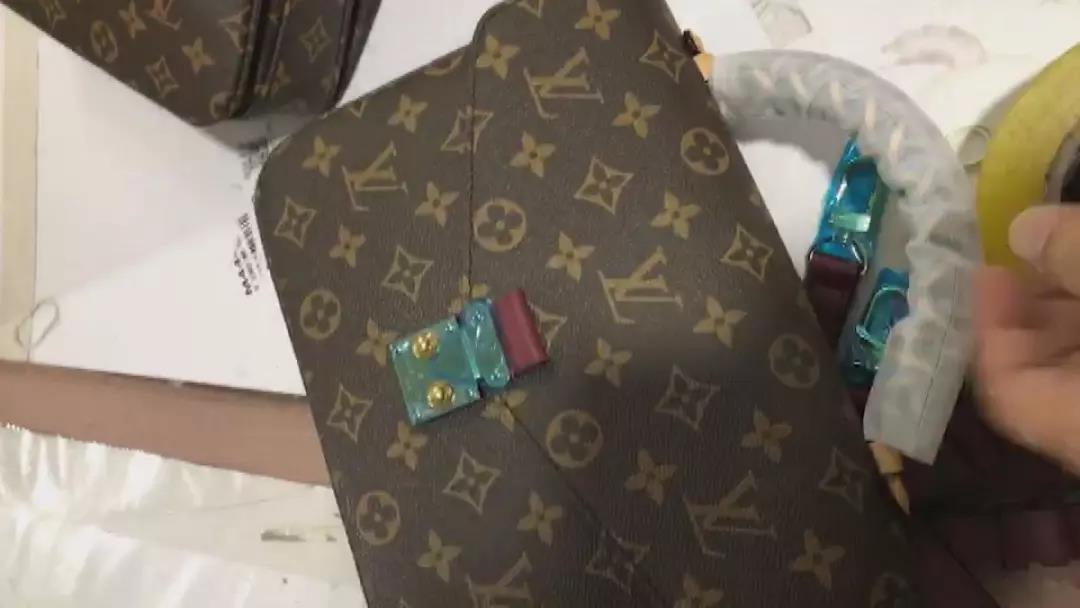 警方侦破特大跨国贩毒案,全球最大跨国假lv案告破视频