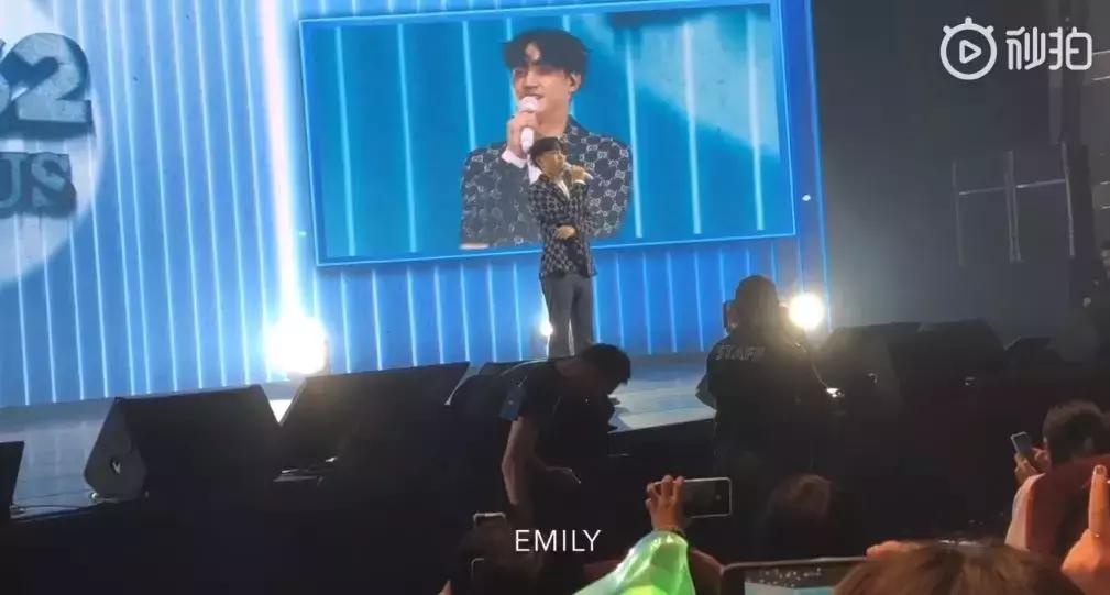 裤子裂成两半令安可舞台喊停,“强势新人”showcase突发舞台事故