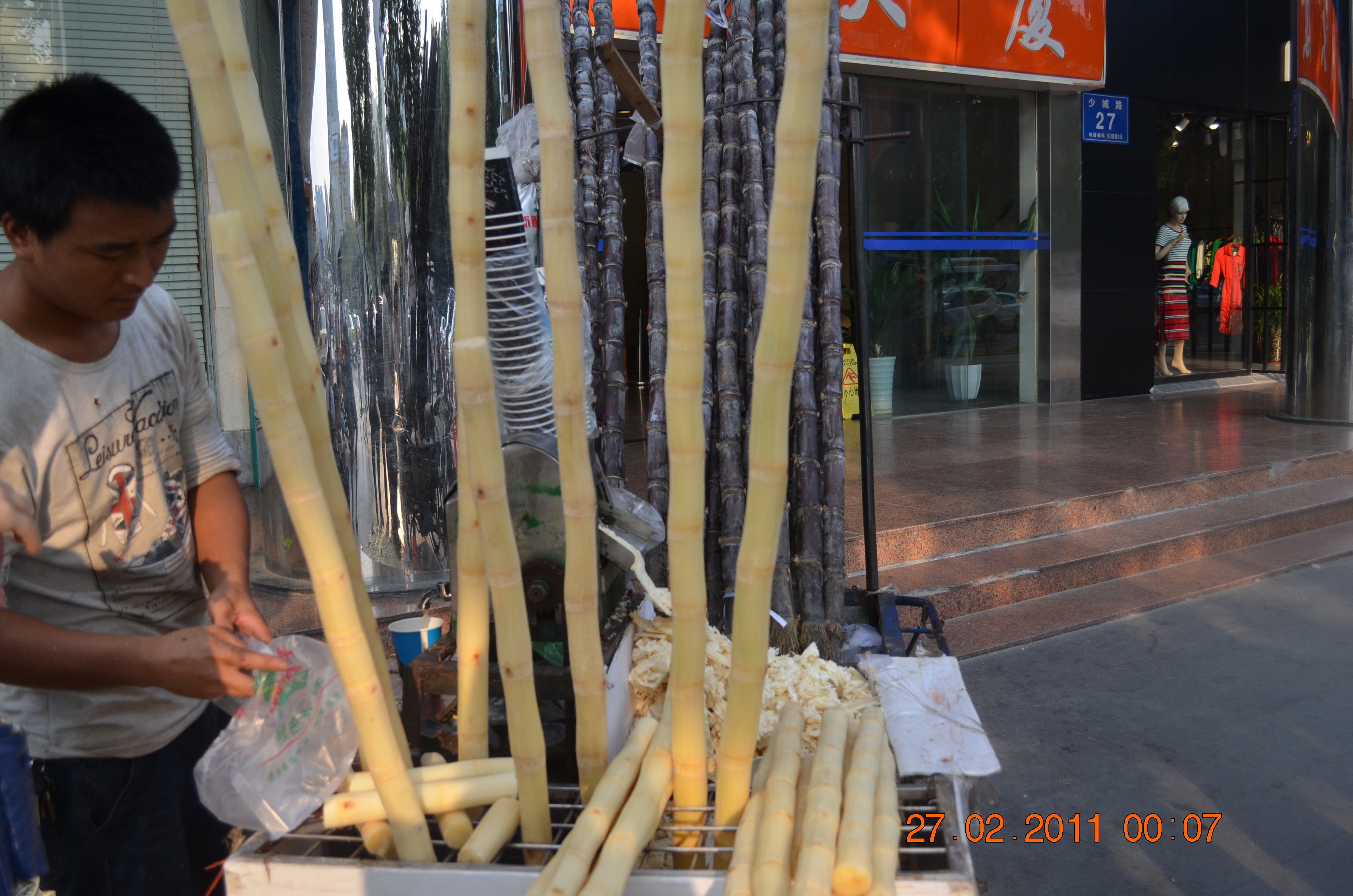 成都曾经街头的小生意：擦皮鞋、削菠萝、改裤脚、换拉链